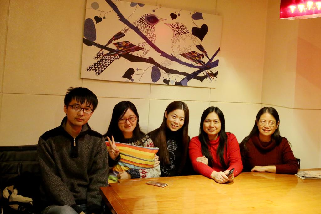 与在北京工作的毕业生合影